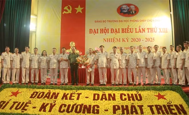 Deputy Minister Nguyen Van Thanh presents flowers to the Party Executive Committee of the UFPF for the 2020-2025 term.