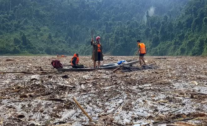 Police forces involved in the search for victims of landslides in Tra Leng.