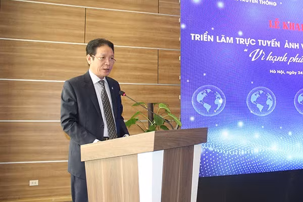 Deputy Minister of Information and Communications Hoang Vinh Bao speaking at the launching ceremony.