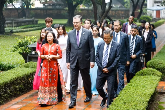 On the occasion of the Vietnamese Teachers’ Day (November 20), US Ambassador to Vietnam Daniel Kritenbrink visited the Temple of Literature, regarded Vietnam’s first university, in Hanoi on November 17. On the occasion of the Vietnamese Teachers’ Day (November 20), US Ambassador to Vietnam Daniel Kritenbrink visited the Temple of Literature, regarded Vietnam’s first university, in Hanoi on November 17.