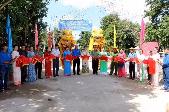 Participants attending the groundbeaking ceremony of a bridge in Cho Moi district. Participants attending the groundbeaking ceremony of a bridge in Cho Moi district.