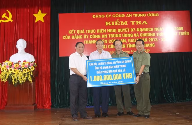 An Giang police donating VND 1 billion to support the people in the Central Region to overcome the consequences of storms and floods. An Giang police donating VND 1 billion to support the people in the Central Region to overcome the consequences of storms and floods.