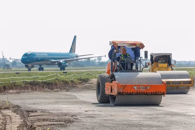 As planned, the repairs of runways 11L/29R and 11R/29L will last until the Lunar New Year festival, known as the traditional Tet holiday in Vietnam, since the contractors have to work both night and day to keep the new runway in use during the peak period.