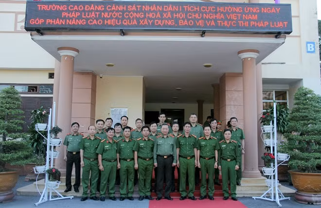 General To Lam and delegates. General To Lam and delegates.
