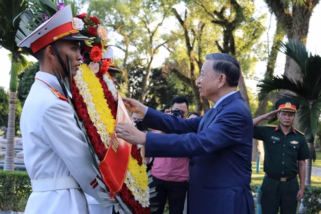General To Lam, Minister of Public Security pays tribute to martyrs at A1 National Martyrs' Cemetery.