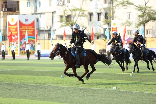 With the spirit of sportsmanship and solidarity, the sports event was organized in celebration of the 75th founding anniversary of the People's Public Security Forces and the 15th “All People Protecting National Security” Festive Day.