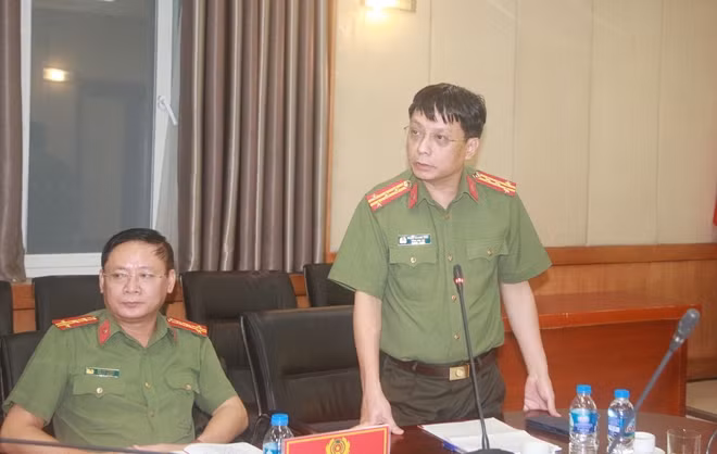 Senior Colonel Pham Khai, Editor-in-chief of the Public Security Newspaper speaking at the conference.