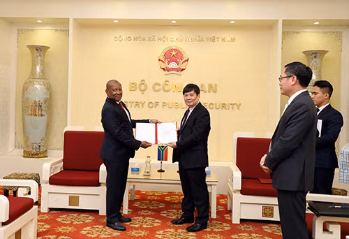 Major General Nguyen Thanh Son presenting 20,000 medical facemasks to the South African Embassy.