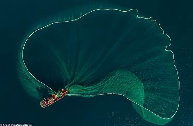 The stunning photos were taken in An Hai, Phu Yen Province, by photographer and banker Khanh Phan.