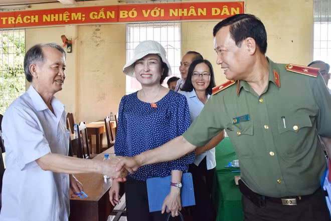 The Bac Lieu Provincial NA Delegation meets with voters of Ward 5, Bac Lieu City.