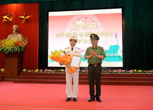 Deputy Minister Nguyen Van Thanh hands the appointment decision to Senior Colonel Le Xuan Minh. Deputy Minister Nguyen Van Thanh hands the appointment decision to Senior Colonel Le Xuan Minh.