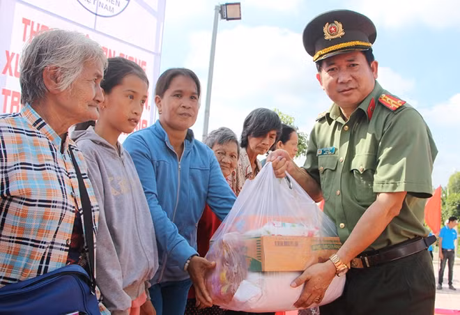 Senior Colonel Dinh Van Noi presenting gifts to needy people. Senior Colonel Dinh Van Noi presenting gifts to needy people.