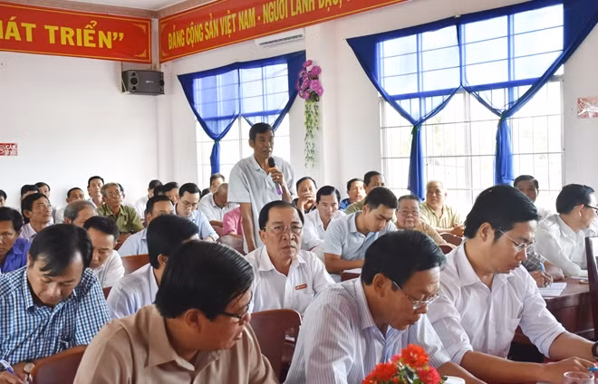 Voters of Phong Thanh A Commune, Gia Rai Town give their opinions.