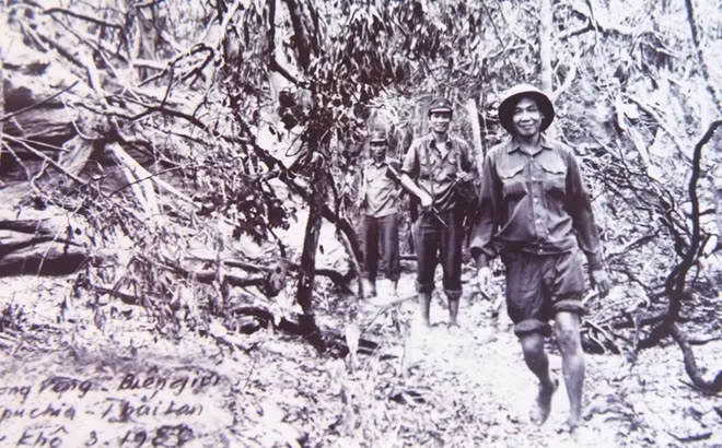 Mr. Le Kha Phieu and partners in 1986 during his visit to Cambodia