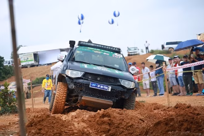 Racing teams try to overcome difficult challenges including deep holes and complex terrain.