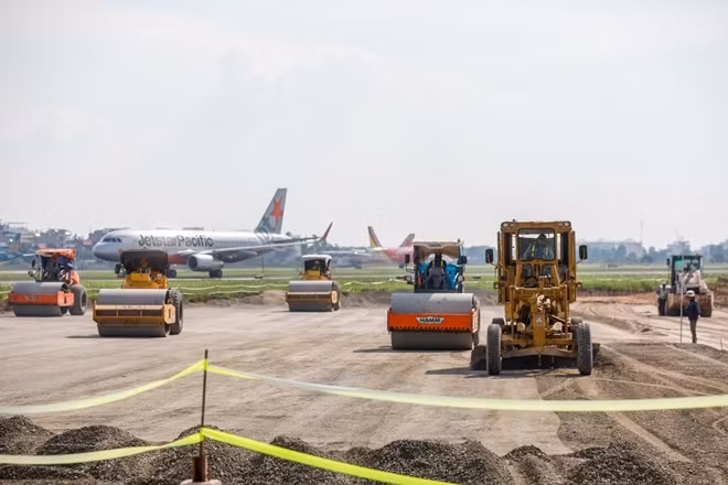 Three new rapid-exit taxiways will be built, while the existing taxiways will undergo upgrades. Indication lights, a drainage system and flight management facilities will be developed at Noi Bai.
