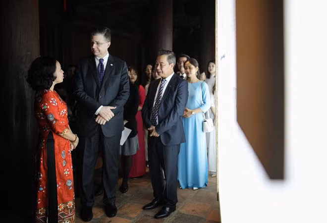 Historian Pham Quang Minh joined the US senior diplomat. Historian Pham Quang Minh joined the US senior diplomat.