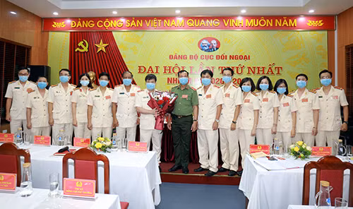 Deputy Minister Le Tan Toi presenting congratulation flowers to the department’s Party Executive Committee for the 2020 - 2025 term.