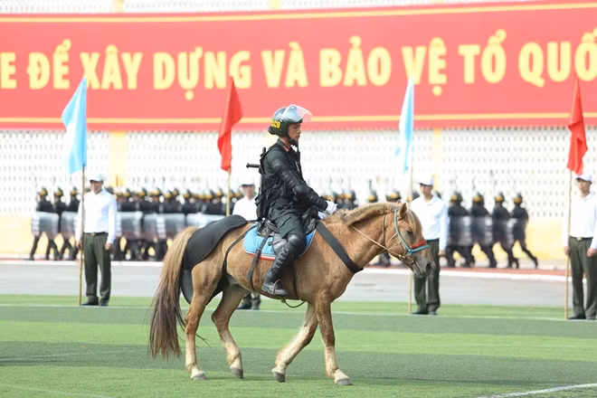 Debut on June 8, the apprearance of the cavalry mobile police attracted the attention of participants.