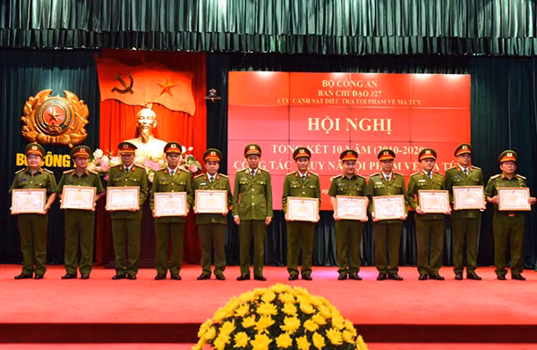 Deputy Minister Le Quy Vuong handling Certificates of Merit to teams with outstanding achievements. Deputy Minister Le Quy Vuong handling Certificates of Merit to teams with outstanding achievements.