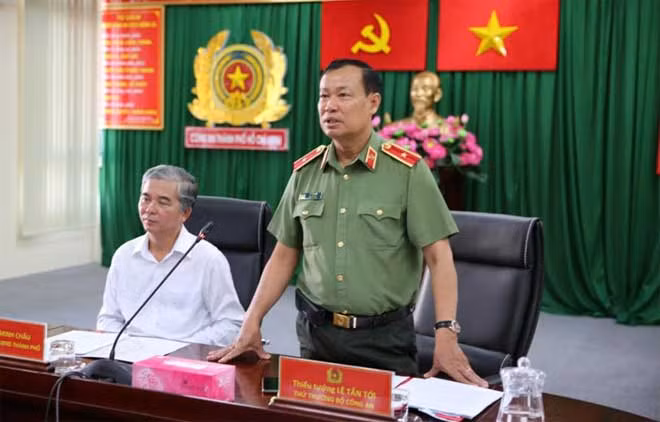 Deputy Minister Le Tan To speaking at the meeting.