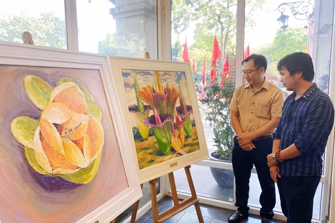 Each national flower painting of each country has been carefully researched by the artists, as they have been learning about the unique cultures and characteristics of each nation in the region. Then, they reflected such cultural features by their richest, most uplifting and emotional colours.
