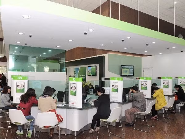 Transactions at Vietcombank (Photo: VNA)