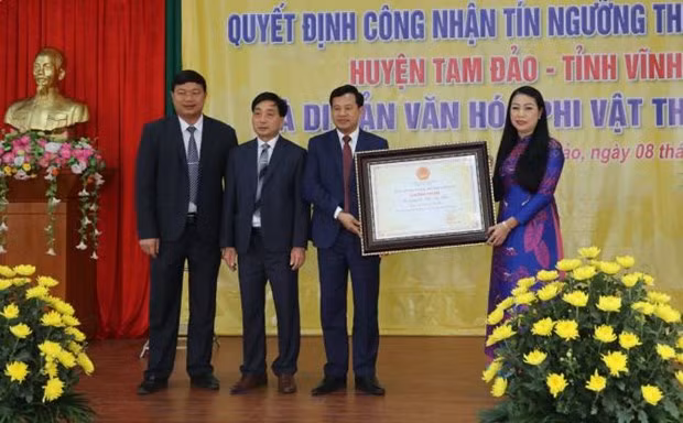 The ceremony presenting the national intangible cultural heritage certificate on March 8 (Photo: vinhphuc.gov.vn)