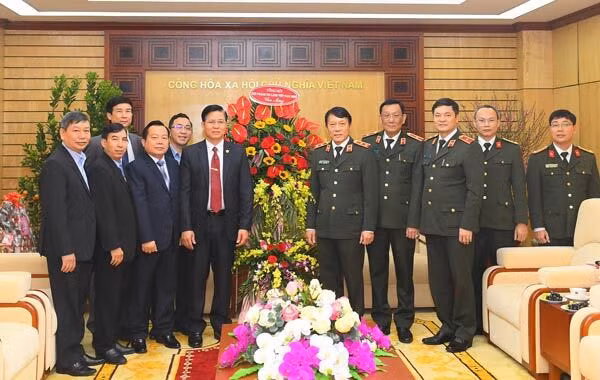 The Evangelical Church of Vietnam (North) presents flowers to the Ministry of Public Security on the occasion of the Lunar New Year.