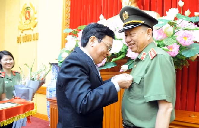 The National Political Publishing House awarded General To Lam with the Medal “Great contributions to publication of the Party and the State’s political, theoretical and law books.”
