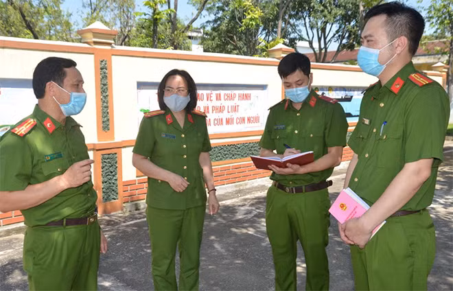 All police officers at the Nghe An Temporary Detention Center are busy preparing security and order for the election.