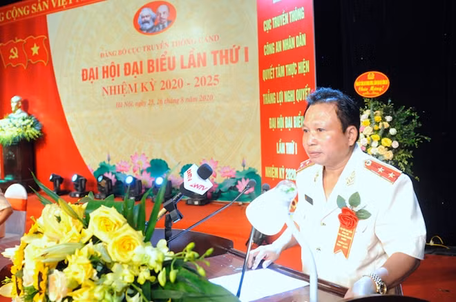 Lieutenant General Mai Van Ha, Director of the DIC, speaking at the event.