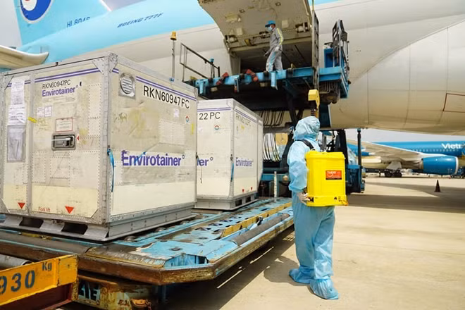 The first batch of Oxford/AstraZeneca's Covid-19 vaccine arrives in HCMC's Tan Son Nhat Airport.