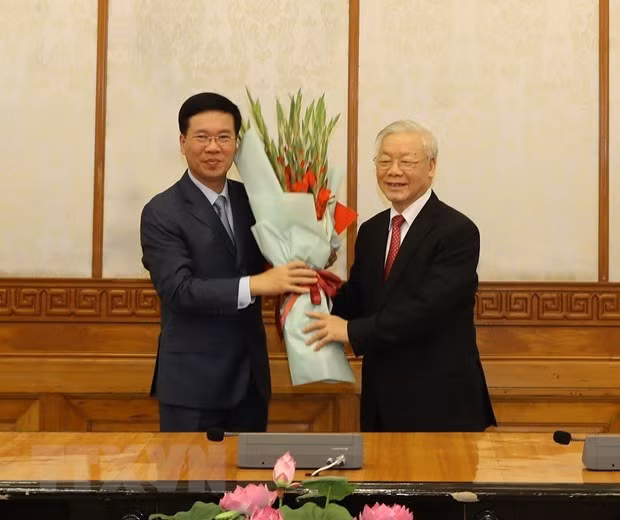 Party General Secretary and State President Nguyen Phu Trong presents flowers congratulating Politburo member Vo Van Thuong on being assigned as Permanent member of the Party Central Committee's Secretariat (Photo: VNA) Party General Secretary and State President Nguyen Phu Trong presents flowers congratulating Politburo member Vo Van Thuong on being assigned as Permanent member of the Party Central Committee's Secretariat (Photo: VNA)