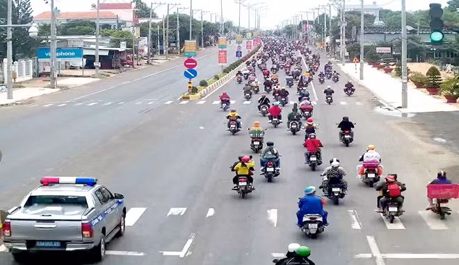 Over the past days, the Binh Phuoc police forces have provided support for 15,000 people on vehicles of all kinds, mainly motorbikes, to go home through the province. Over the past days, the Binh Phuoc police forces have provided support for 15,000 people on vehicles of all kinds, mainly motorbikes, to go home through the province.