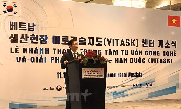 Minister of Industry and Trade Tran Tuan Anh speaks at the event (Photo: VNA)