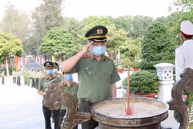 Deputy Minister Nguyen Van Thanh and delegates offer incense and wreaths in tribute to heroic martyrs.