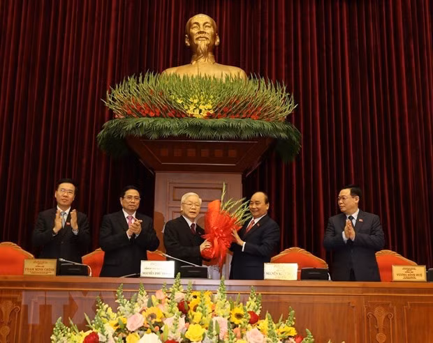 Prime Minister Nguyen Xuan Phuc, on behalf of the Politburo, congratulates Nguyen Phu Trong on his re-election as Party General Secretary (Photo: VNA)