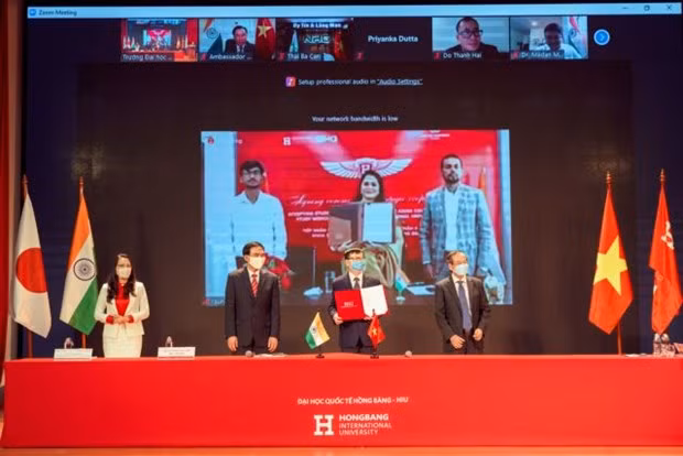 The Hong Bang International University signs a strategic co-operation deal with India’s Aieraa Overseas Studies to train Indian and other Asian students in medicine starting in 2021-2022 at a ceremony held online on July 1. (Photo courtesy of HIU)