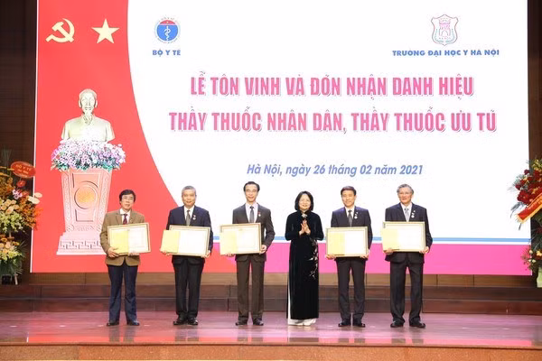 Vice President Dang Thi Ngoc Thinh (third from right) presents the title of "People’s Doctor" to five lecturers of the Hanoi Medical University (Photo: VNA)