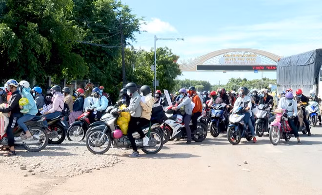 According to Colonel Pham Chi Lan, Deputy Head of the Dong Phu District Police Station, each day, the local traffic police in collaboration with functional forces escorted 4 - 6 groups of travelers, each of hundreds of people, to go through the province. According to Colonel Pham Chi Lan, Deputy Head of the Dong Phu District Police Station, each day, the local traffic police in collaboration with functional forces escorted 4 - 6 groups of travelers, each of hundreds of people, to go through the province.