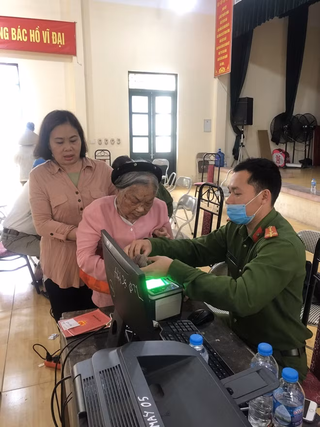 Young police officers are responsible for helping and guiding people, especially the elderly, to implement the application procedures.