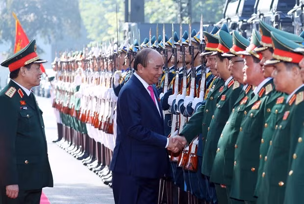 Prime Minister Nguyen Xuan Phuc greets officers of the Ministry of National Defence before attending the 10th army emulation congress on June 23 (Photo: VNA) Prime Minister Nguyen Xuan Phuc greets officers of the Ministry of National Defence before attending the 10th army emulation congress on June 23 (Photo: VNA)