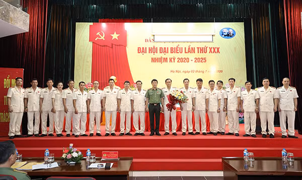 Deputy Minister Luong Tam Quang presents congratulation flowers to the newly-elected members of the department’s Party Executive Committee. Deputy Minister Luong Tam Quang presents congratulation flowers to the newly-elected members of the department’s Party Executive Committee.