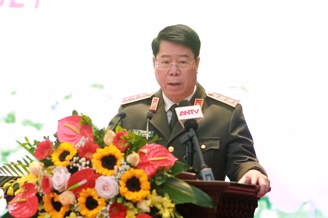 Senior Lieutenant General Bui Van Nam speaking at the event.