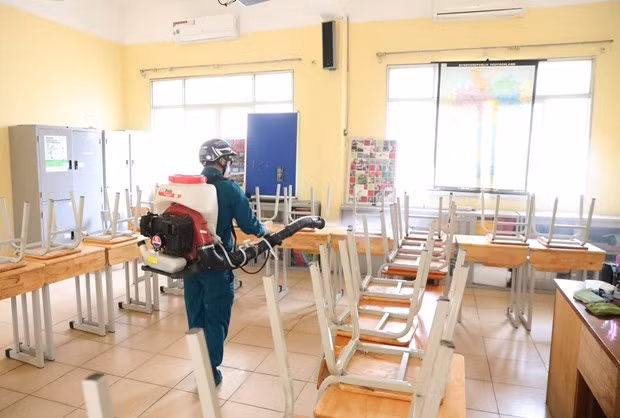 A worker fumigates a classroom at the Viet Duc High School in Hoan Kiem district, Hanoi, on February 2 (Photo: VNA) A worker fumigates a classroom at the Viet Duc High School in Hoan Kiem district, Hanoi, on February 2 (Photo: VNA)