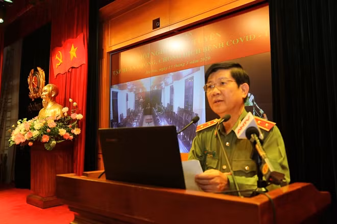 Deputy Minister Nguyen Van Son speaks at the conference.