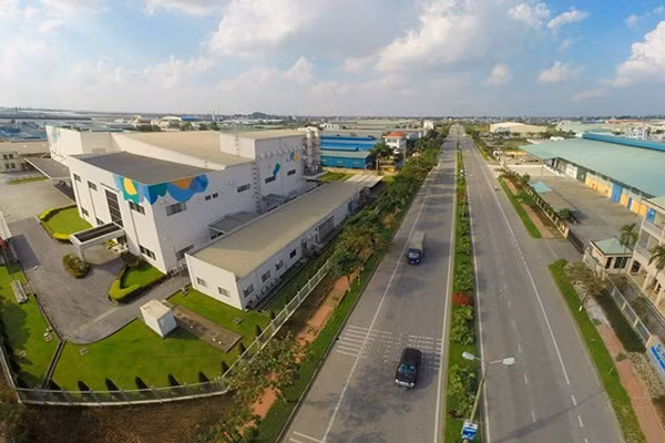 COVID-19 has caused temporary difficulties for upcoming business plans, but with a long-term investment strategy, industrial real estate in Vietnam is still very attractive. (Photo doanhnghiepphattrien.vn)