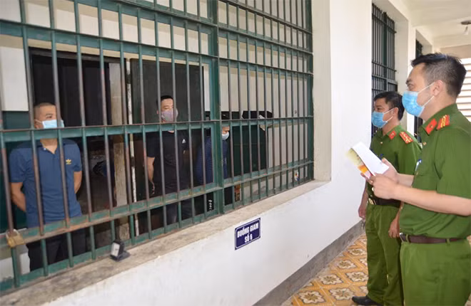 Eligible inmates at the Nghe An Temporary Detention Center will exercise their voting right at polling area No.9.