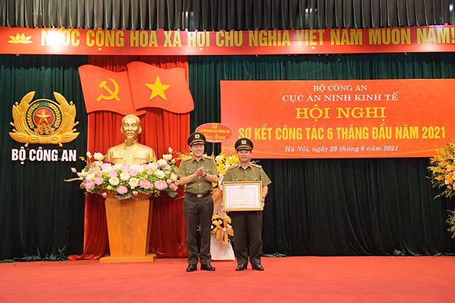 Lieutenant General Luong Tam Quang presents Certificate of Merit to Lieutenant General Nguyen Dinh Thuan.
